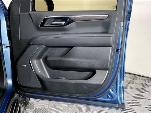 Used 2025 Chevrolet Suburban Premier image 25