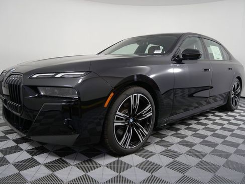 Used 2025 BMW 760i xDrive w/ Executive Package image 9