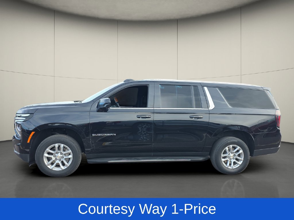 Used 2025 Chevrolet Suburban LT RWD image 5