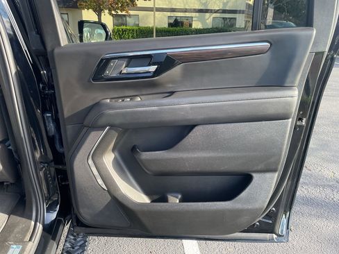 Used 2025 Chevrolet Suburban Z71 image 61