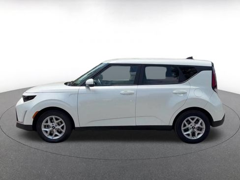 Used 2025 Kia Soul LX w/ LX Technology Package FWD image 9