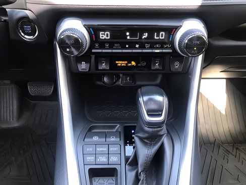 Used 2020 Toyota RAV4 XLE w/ Convenience Package AWD/4WD image 16