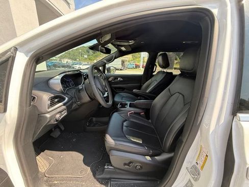 Used 2025 Chrysler Pacifica Select FWD image 5