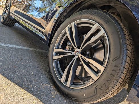 Used 2022 BMW X7 M50i image 9