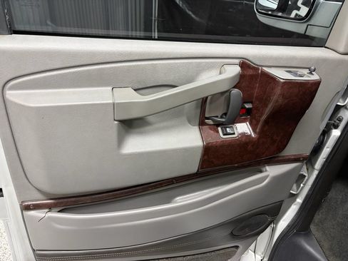 Used 2016 GMC Savana 2500 RWD image 18