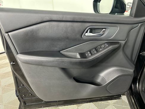 Used 2025 Nissan Rogue SV FWD image 11