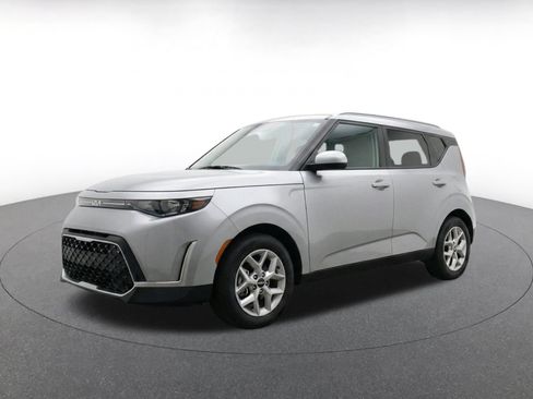 Used 2025 Kia Soul LX w/ LX Technology Package FWD image 2