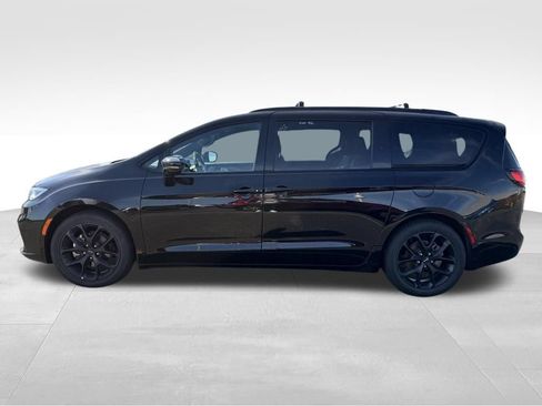 Used 2025 Chrysler Pacifica Limited FWD image 4