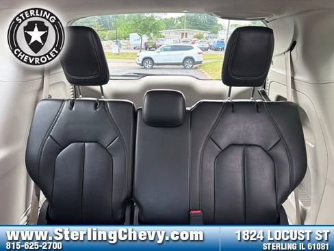 Used 2023 Chrysler Pacifica Touring-L FWD image 16