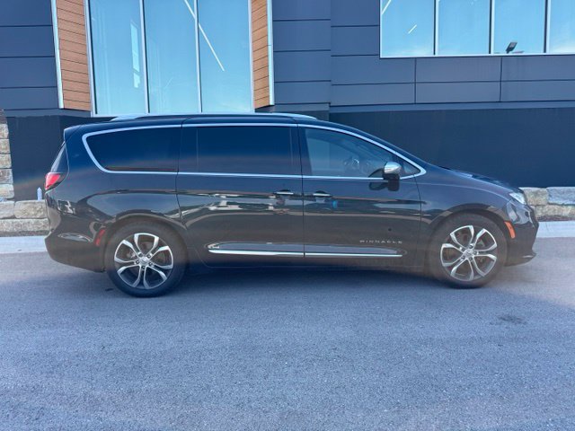 Used 2022 Chrysler Pacifica Pinnacle FWD image 2