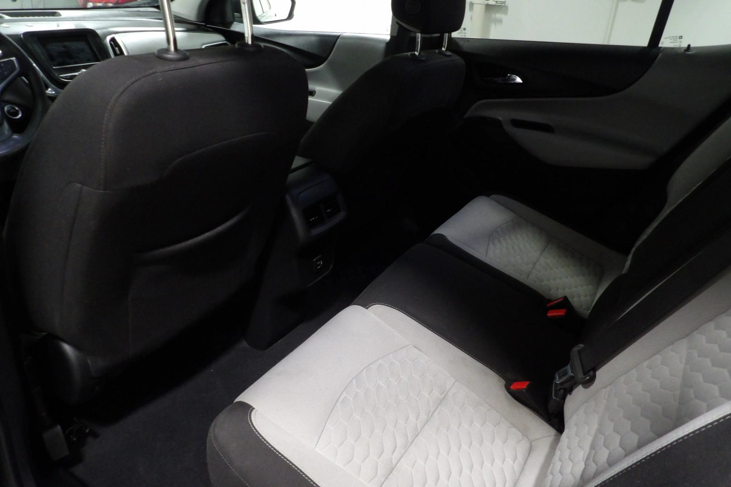 Used 2019 Chevrolet Equinox LS w/ LS Convenience Package FWD image 9