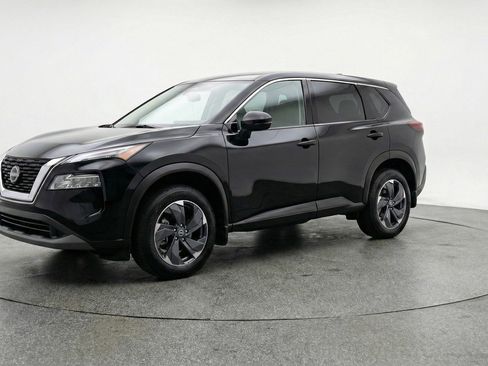 Used 2025 Nissan Rogue SV image 3