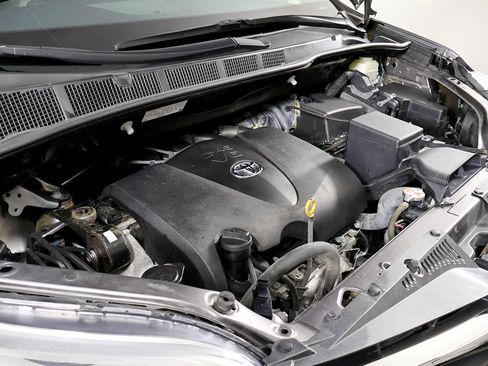 Used 2018 Toyota Sienna Limited image 63