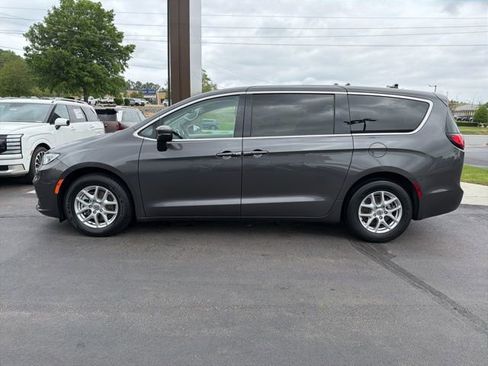 Used 2023 Chrysler Pacifica Touring-L FWD image 4