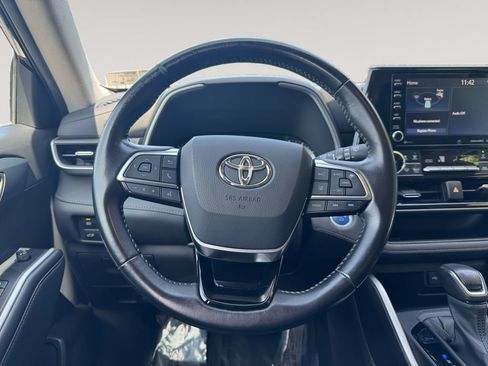 Used 2021 Toyota Highlander XLE AWD/4WD image 12