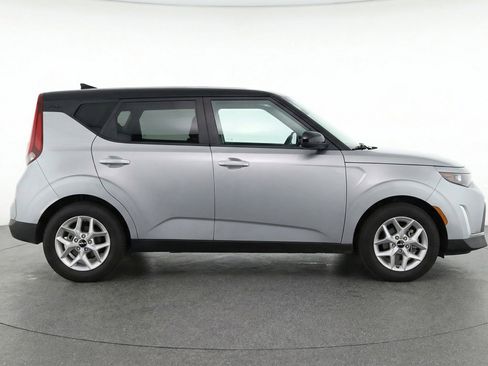 Used 2025 Kia Soul LX w/ LX Technology Package FWD image 11