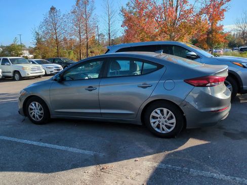 Used 2017 Hyundai Elantra SE w/ Cargo Package image 3
