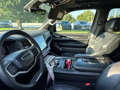 Used 2023 Jeep Wagoneer 4WD w/ Premium Group I image 4