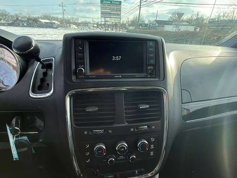 Used 2017 Dodge Grand Caravan SXT image 14