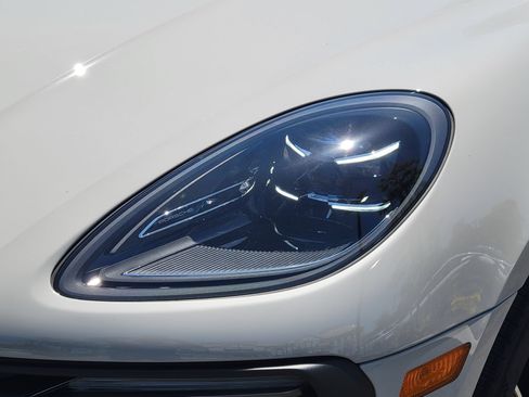 Used 2026 Porsche Macan AWD/4WD image 36