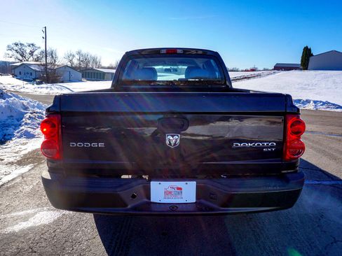 Used 2011 Dodge Dakota 4WD Crew Cab SXT image 4