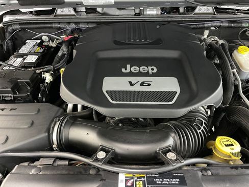 Used 2018 Jeep Wrangler Sahara w/ Connectivity Group AWD/4WD image 40