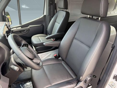 Used 2025 Mercedes-Benz Sprinter 2500 image 5