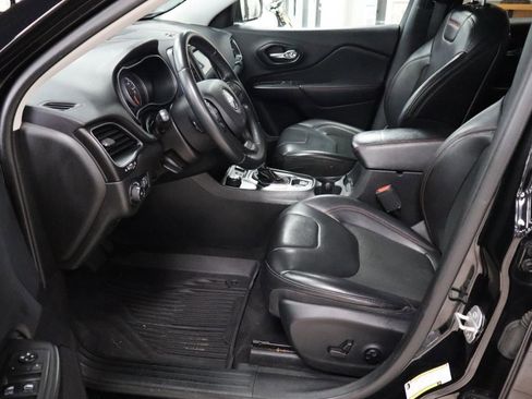 Used 2019 Jeep Cherokee Trailhawk image 10