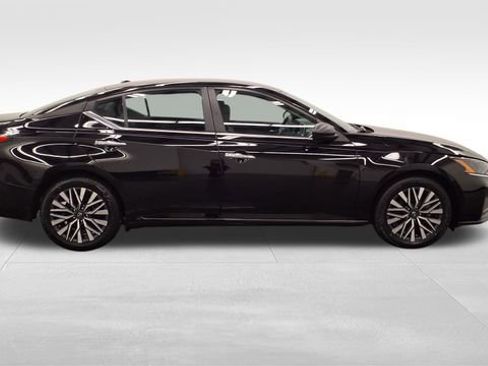 Used 2024 Nissan Altima 2.5 SV image 9