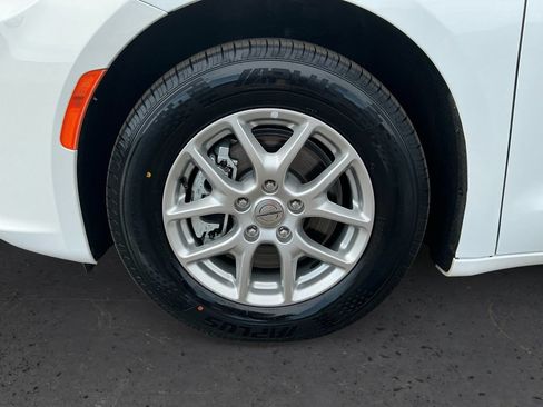 Used 2024 Chrysler Pacifica Touring-L FWD image 13