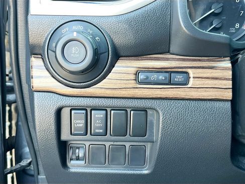 Used 2020 Nissan Titan SL w/ Moonroof Package RWD image 10