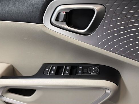 Used 2025 Kia Soul LX w/ LX Technology Package FWD image 23