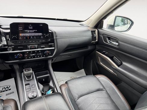Used 2023 Nissan Pathfinder Platinum AWD/4WD image 12