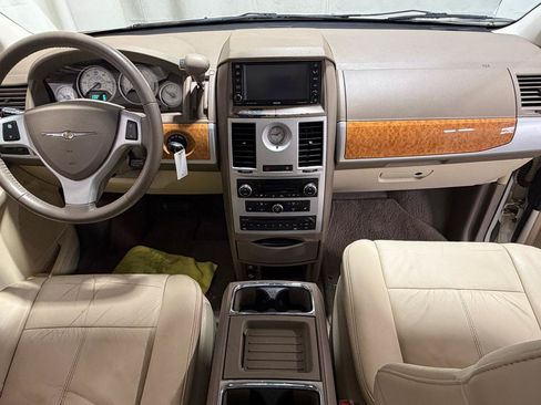 Used 2008 Chrysler Town & Country Limited w/ Entertainment Group #3 FWD image 16