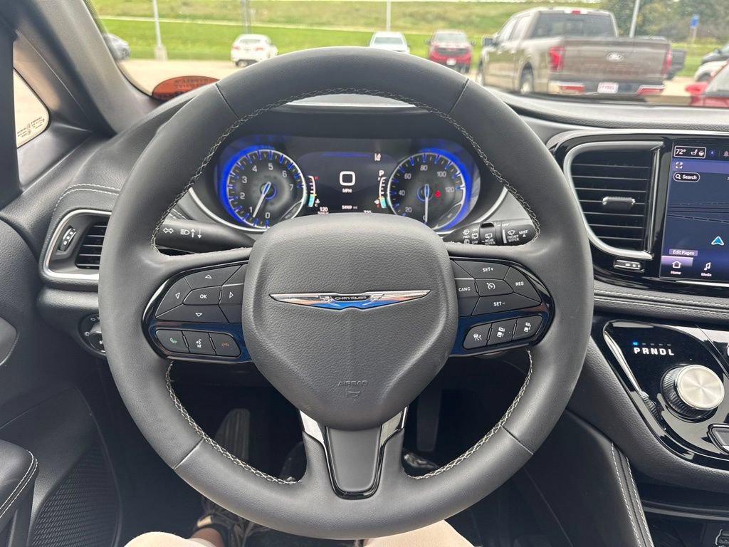 Used 2025 Chrysler Pacifica Limited FWD image 13