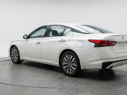 Used 2025 Nissan Altima 2.5 SV FWD image 6