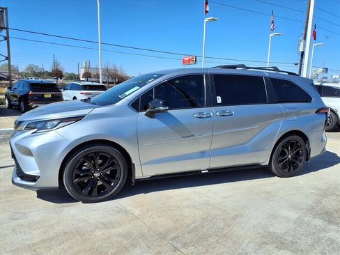 Used 2024 Toyota Sienna XSE w/ XSE Premium Package FWD image 3