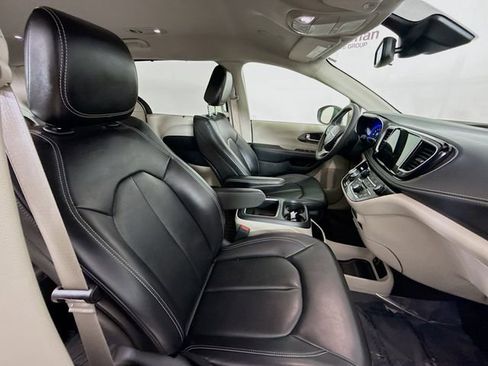 Used 2023 Chrysler Pacifica Touring-L AWD/4WD image 26