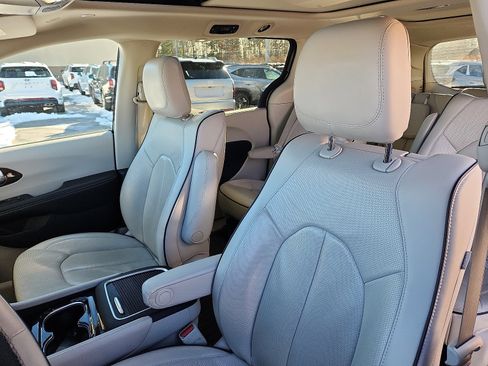 Used 2021 Chrysler Pacifica Limited w/ Uconnect Theater Family Group image 22
