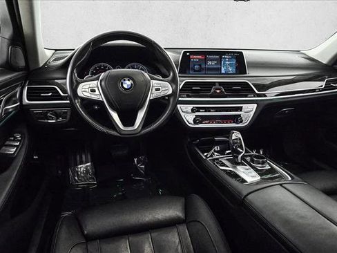 Used 2018 BMW 740i xDrive image 19