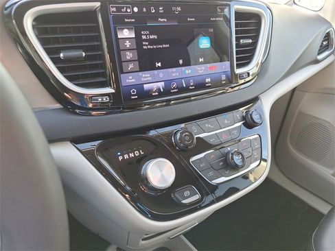 Used 2024 Chrysler Pacifica Touring-L image 13