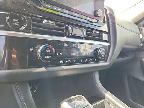 Used 2025 Nissan Pathfinder SV image 21