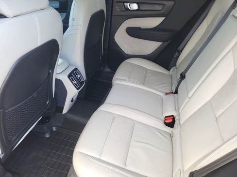 Certified 2023 Volvo XC40 B5 Plus w/ Protection Package Premier image 24