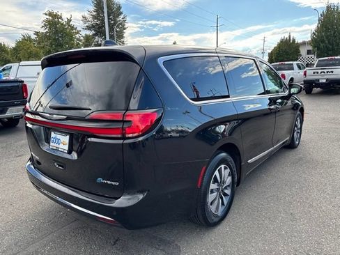 Used 2023 Chrysler Pacifica Limited w/ Uconnect Theater Family Group FWD image 5