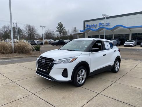 Used 2022 Nissan Kicks S image 4