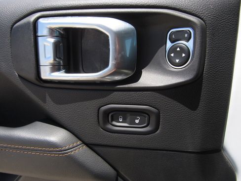 Used 2023 Jeep Wrangler Unlimited Sahara AWD/4WD image 22