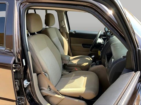 Used 2014 Jeep Patriot Latitude FWD image 9