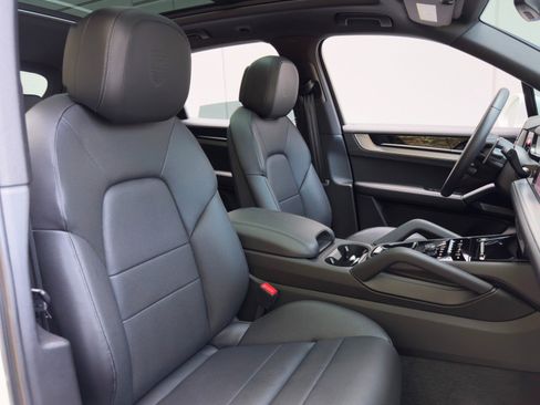 Used 2024 Porsche Cayenne S w/ Premium Package Plus image 43