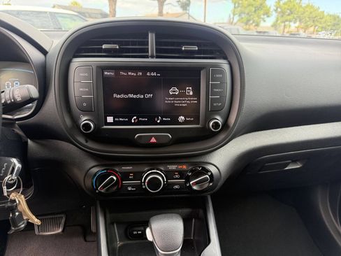 Used 2025 Kia Soul LX w/ LX Technology Package FWD image 17