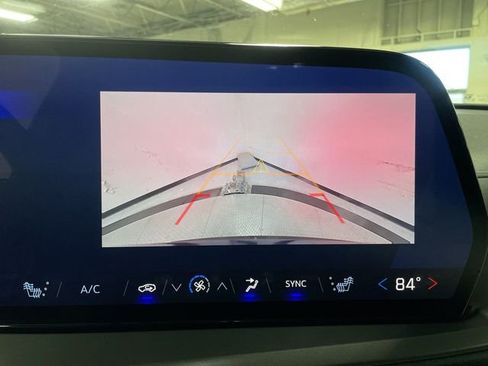 Used 2025 Chevrolet Traverse LT image 17